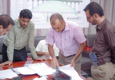 محافظ شبوة يوجه بإنجاز طريق عتق - العبر على مراحل