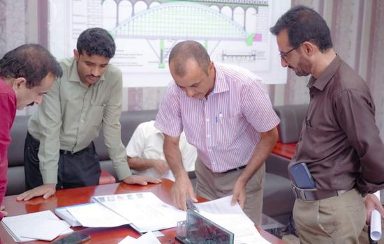 محافظ شبوة يوجه بإنجاز طريق عتق - العبر على مراحل