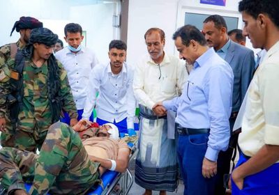 محافظ شبوة يطمئن على جرحى التفجير الإرهابي بعتق