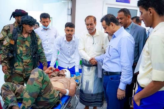 محافظ شبوة يطمئن على جرحى التفجير الإرهابي بعتق