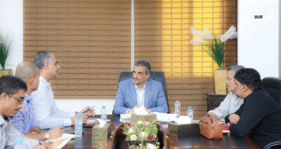 لملس يكلف صندوق الجسور بصيانة طرق عدن