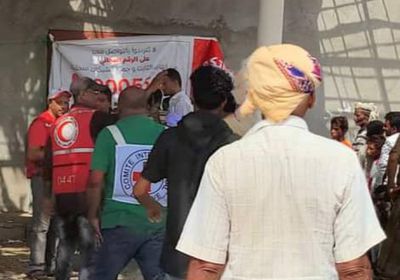 مساعدات نقدية من الصليب الأحمر لـ 1227 أسرة بالحديدة
