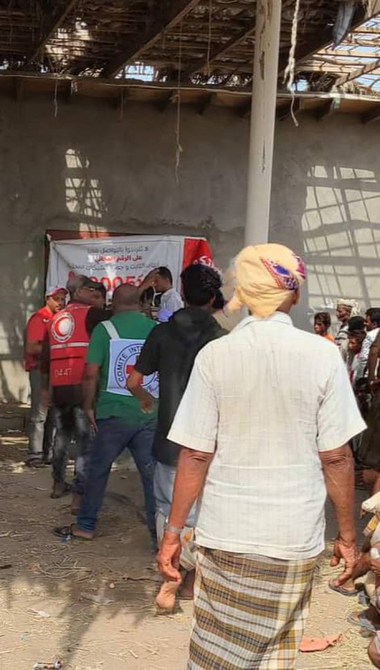 مساعدات نقدية من الصليب الأحمر لـ 1227 أسرة بالحديدة