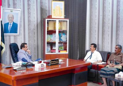 العولقي يوجه بترميم المجمع الحكومي القديم في رضوم