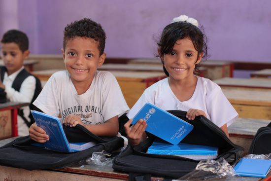 "يونيسف" توزع 200 ألف من المستلزمات المدرسية