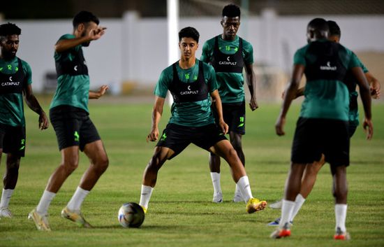 الاتفاق والطائي بالدوري السعودي.. الموعد والقنوات الناقلة