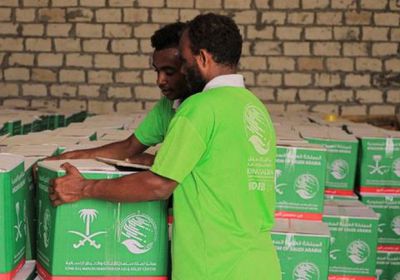 فرق سلمان للإغاثة توزع مساعدات غذائية في مديريات المهرة