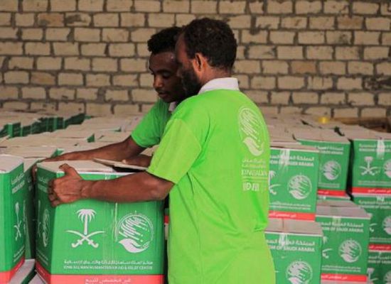 فرق سلمان للإغاثة توزع مساعدات غذائية في مديريات المهرة