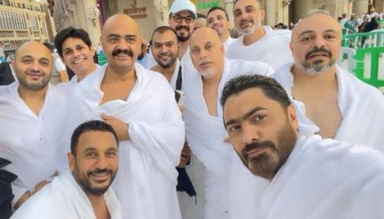 قبل حفله في جدة.. تامر حسني يؤدي مناسك العمرة مع أصدقائه