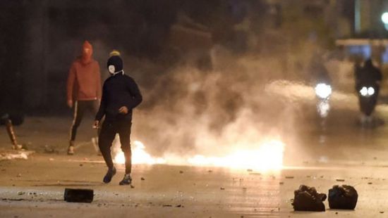 مواجهات عنيفة بين محتجين وعناصر شرطية بتونس