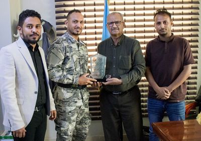 أمانة "الانتقالي" تكرم غواصا لإنقاذه مواطنا من الغرق