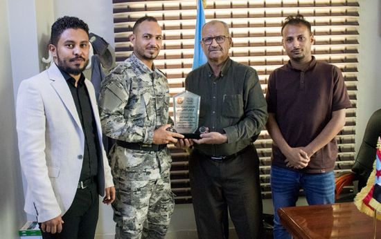 أمانة "الانتقالي" تكرم غواصا لإنقاذه مواطنا من الغرق