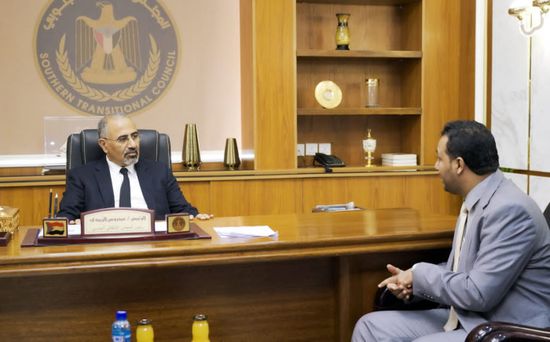 الزُبيدي يدعو إلى تحديث المناهج لمواكبة التطور العلمي