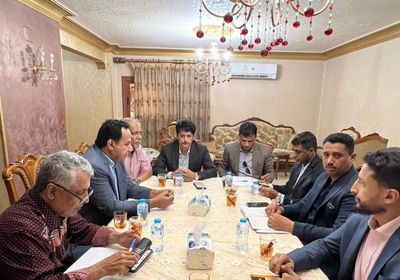 بن فريد يلتقي ممثلي المجلس العام لسقطرى والمهرة