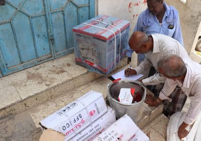 "السلامة المجتمعية" توزع معدات مكافحة حرائق بالمكلا القديمة