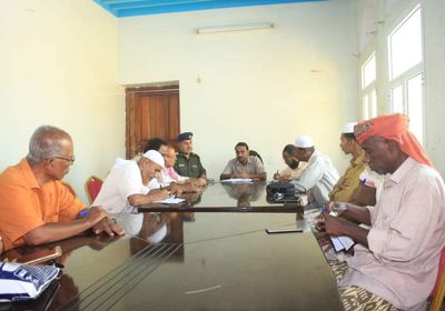 السلطة المحلية والأمن في الشحر يبحثان تعزيز دعائم الأمن