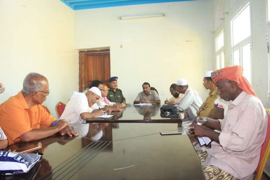 السلطة المحلية والأمن في الشحر يبحثان تعزيز دعائم الأمن