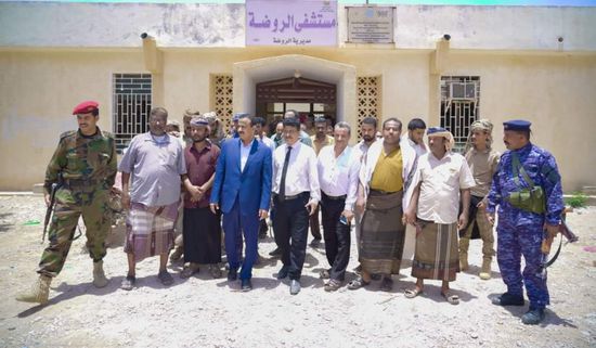 العولقي يتفقد مرافق طبية وخدمية بمديرية الروضة