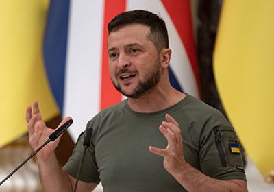 زيلينسكي يحث القوات الروسية على النجاة بحياتهم