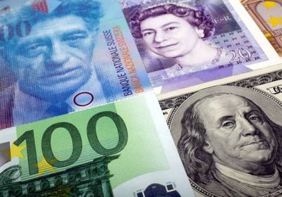 الجنيه الإسترليني ينخفض أمام الدولار واليورو