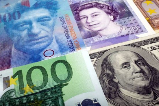 الجنيه الإسترليني ينخفض أمام الدولار واليورو