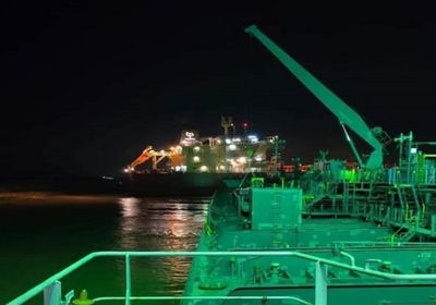 جنوح سفينة نفط عملاقة بقناة السويس وتوقف حركة الملاحة