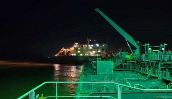 جنوح سفينة نفط عملاقة بقناة السويس وتوقف حركة الملاحة