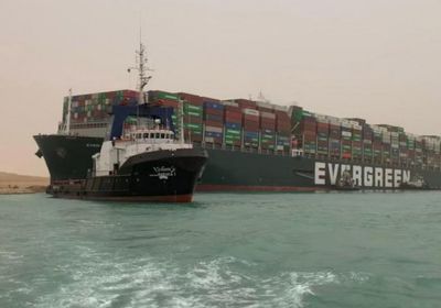 بعد جنوحها.. تعويم سفينة نفط عملاقة بقناة السويس