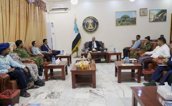 الزُبيدي يثمن دور شباب الضباط لترسيخ أمن حضرموت