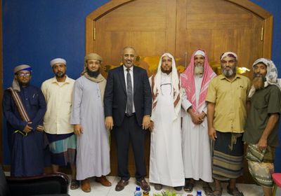 الرئيس الزُبيدي يبحث تعزيز دور الهيئة الشرعية الجنوبية