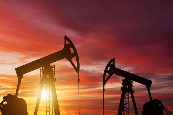 النفط يسترد بعض خسائره ويرتفع بأكثر من دولار