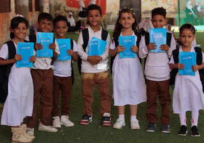 يونيسف توزع حقائب مدرسية على الأطفال في عدن