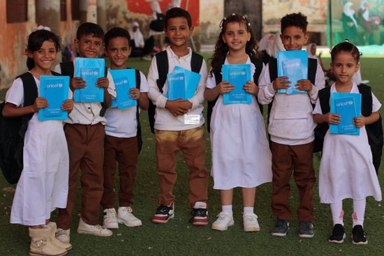 يونيسف توزع حقائب مدرسية على الأطفال في عدن