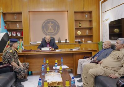 الرئيس الزُبيدي يطالب "مالية الداخلية" بصرف المستحقات بانتظام