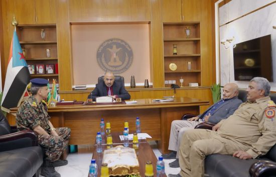 الرئيس الزُبيدي يطالب "مالية الداخلية" بصرف المستحقات بانتظام