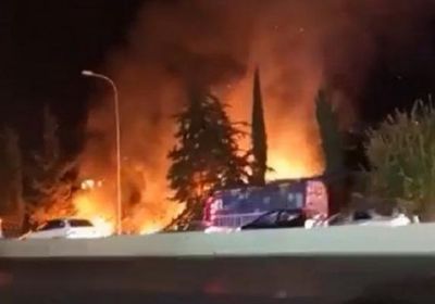 بالفيديو.. اندلاع حريق هائل بالقرب من محطة وقود في لبنان &nbsp;