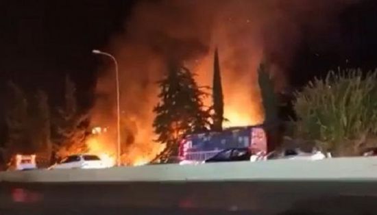 بالفيديو.. اندلاع حريق هائل بالقرب من محطة وقود في لبنان &nbsp;