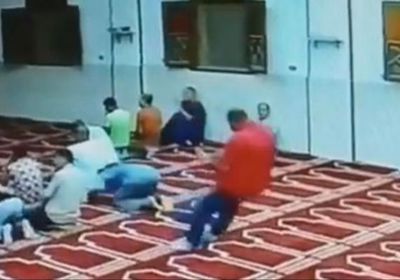 وفاة مواطن مصري أثناء صلاة الفجر داخل المسجد (فيديو)