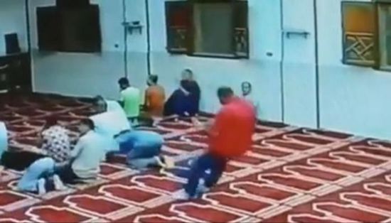 وفاة مواطن مصري أثناء صلاة الفجر داخل المسجد (فيديو)