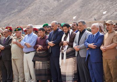 بالصور.. الرئيس الزُبيدي يتقدم مشيعي الشهيد الشوحطي