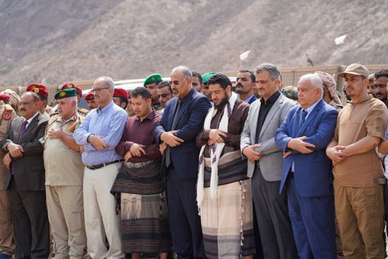 بالصور.. الرئيس الزُبيدي يتقدم مشيعي الشهيد الشوحطي