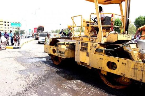 بدء ردم الحفائر في شوارع بمديريات عدن