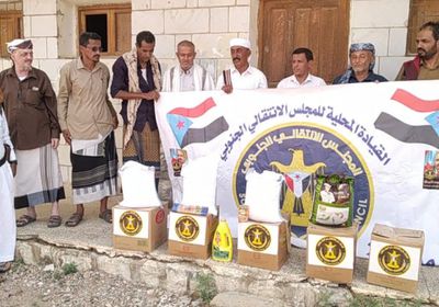 انتقالي حبان يوزع سلال غذائية على معلمي المديرية