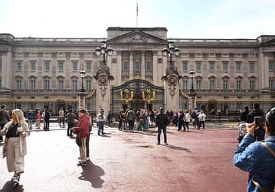 حشود كبيرة بمحيط قصر باكنجهام دعمًا للملكة اليزابيث