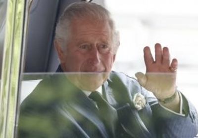 الملك تشارلز يحيى الجماهير أمام قصر باكنجهام