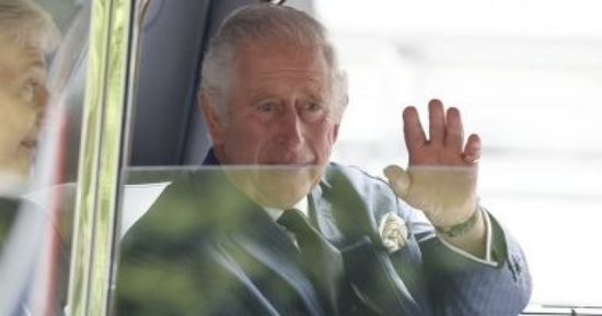 الملك تشارلز يحيى الجماهير أمام قصر باكنجهام