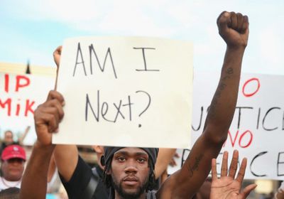 مقتل شاب أسود على يد شرطي يشعل الاحتجاجات بلندن