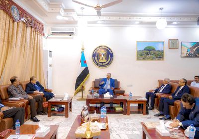 عرض خطط فريق الحوار الجنوبي بالداخل على الرئيس الزُبيدي