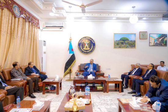 عرض خطط فريق الحوار الجنوبي بالداخل على الرئيس الزُبيدي