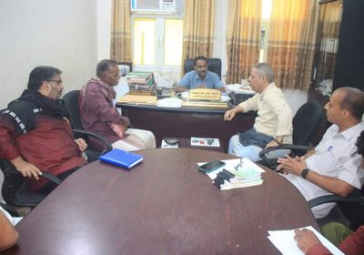 سلطة الشحر تبحث أسباب توقف العمل بالميناء